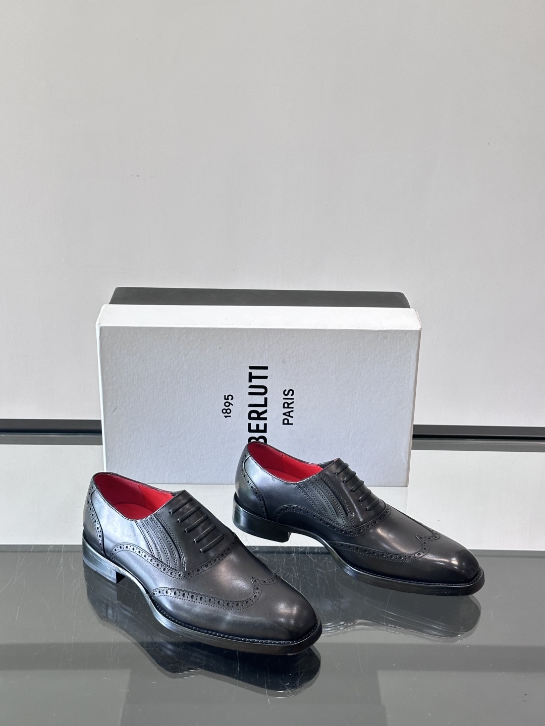 Berluti/布鲁提高端真皮大底正装皮鞋，采用进口牛皮鞋面 柔软有型，手工改色工艺，低调奢华气质，舒适