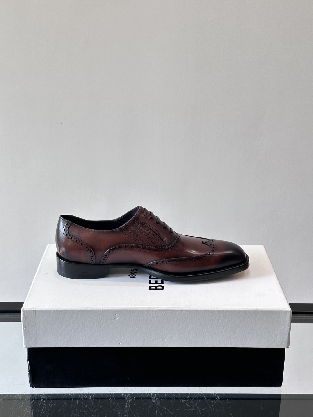 Berluti/布鲁提高端真皮大底正装皮鞋，采用进口牛皮鞋面 柔软有型，手工改色工艺，低调奢华气质，舒适