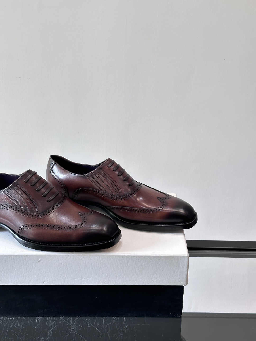 Berluti/布鲁提高端真皮大底正装皮鞋，采用进口牛皮鞋面 柔软有型，手工改色工艺，低调奢华气质，舒适