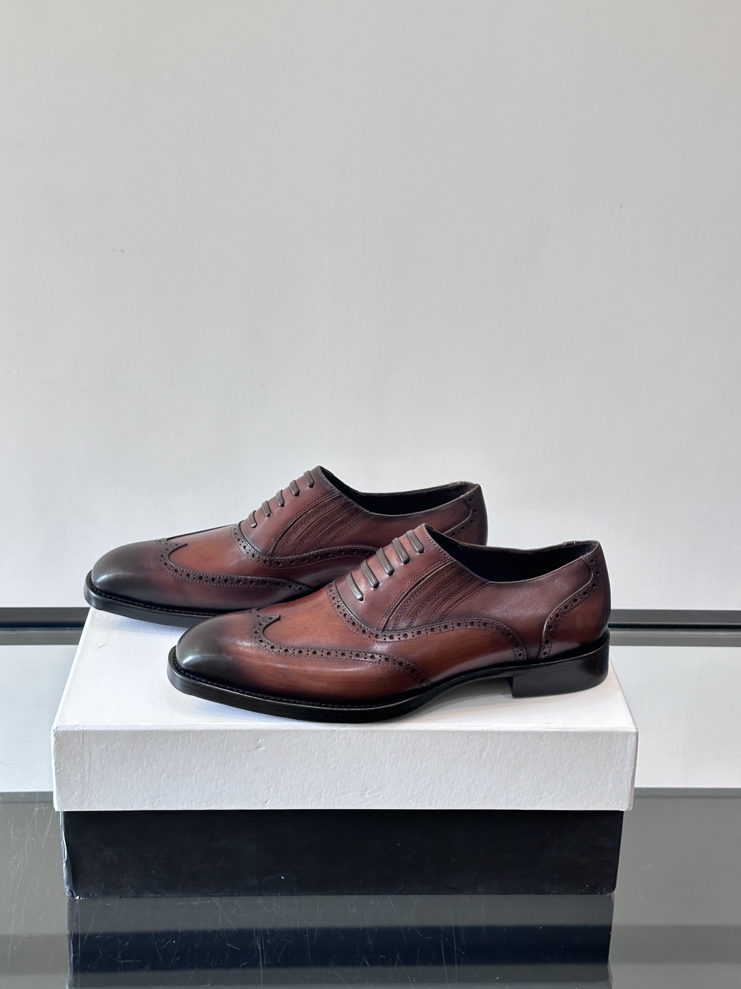 Berluti/布鲁提高端真皮大底正装皮鞋，采用进口牛皮鞋面 柔软有型，手工改色工艺，低调奢华气质，舒适