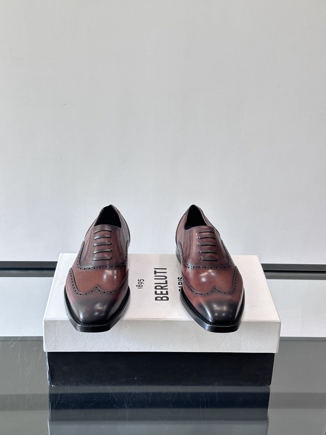 Berluti/布鲁提高端真皮大底正装皮鞋，采用进口牛皮鞋面 柔软有型，手工改色工艺，低调奢华气质，舒适