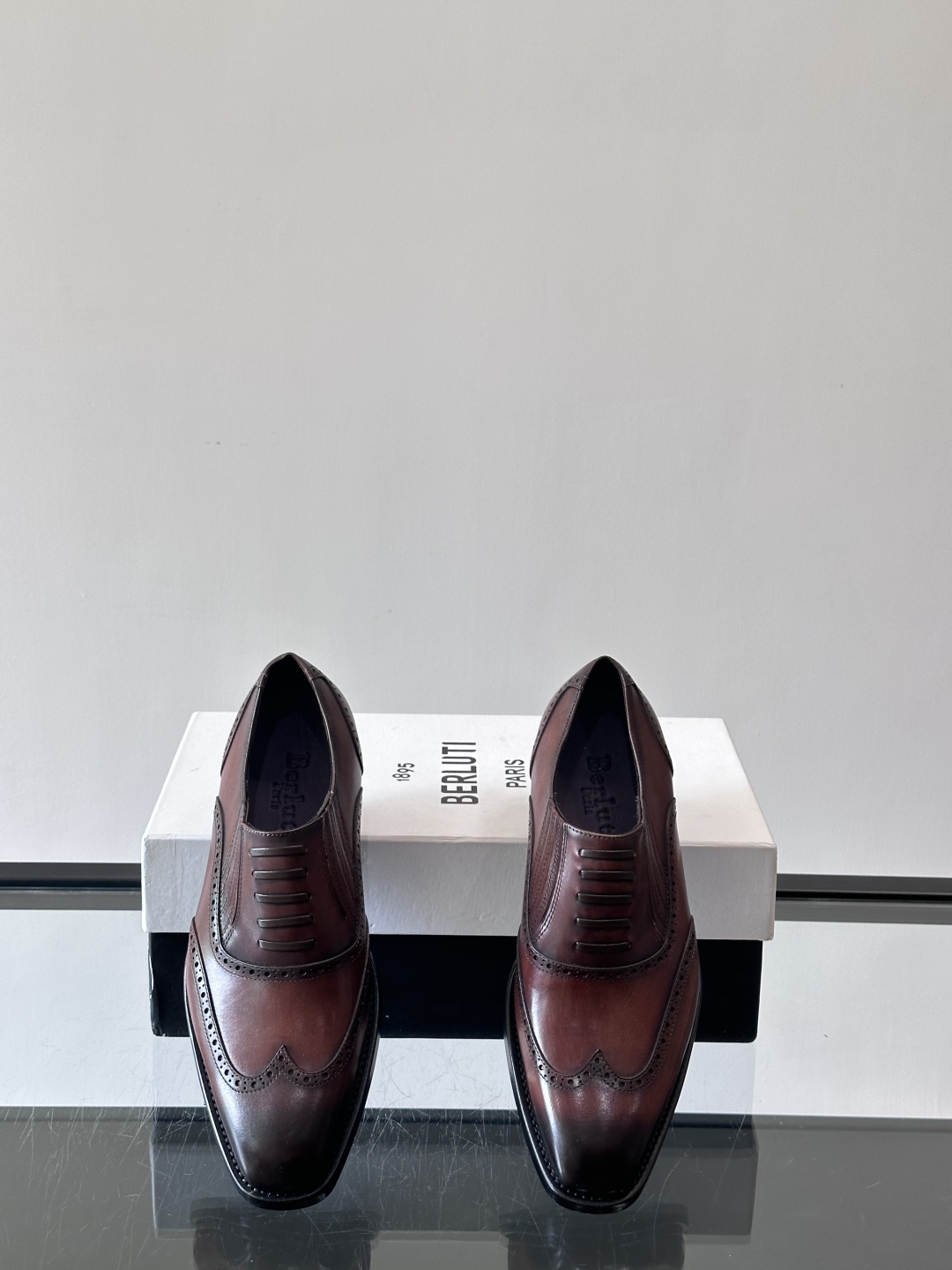 Berluti/布鲁提高端真皮大底正装皮鞋，采用进口牛皮鞋面 柔软有型，手工改色工艺，低调奢华气质，舒适