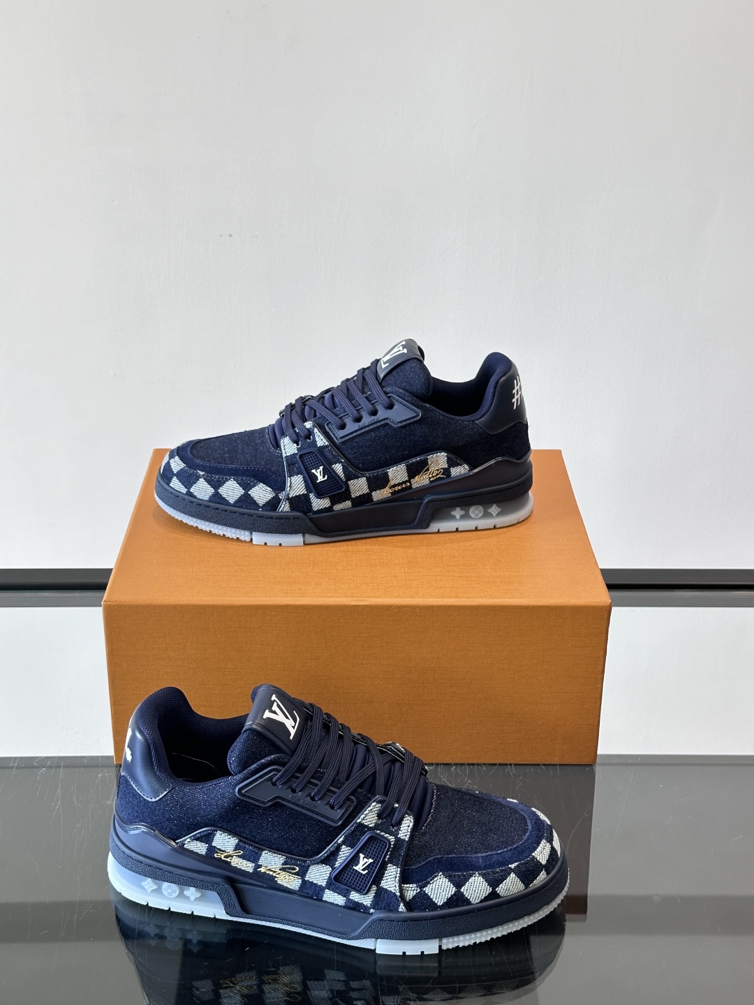驴家 新配色 trainer运动鞋，本款 LV Trainer 运动鞋取材柔软粒面小牛皮，呈现纯净色调，