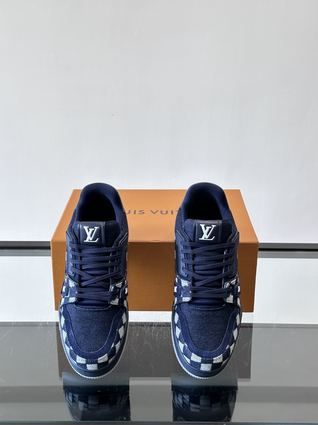 驴家 新配色 trainer运动鞋，本款 LV Trainer 运动鞋取材柔软粒面小牛皮，呈现纯净色调，