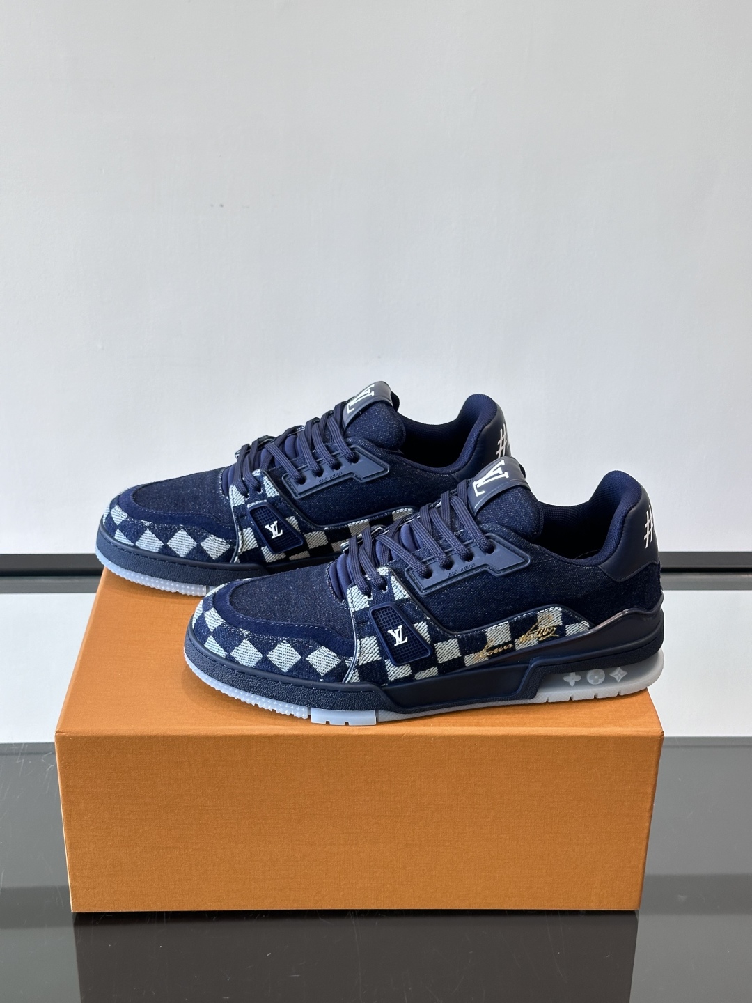 驴家 新配色 trainer运动鞋，本款 LV Trainer 运动鞋取材柔软粒面小牛皮，呈现纯净色调，
