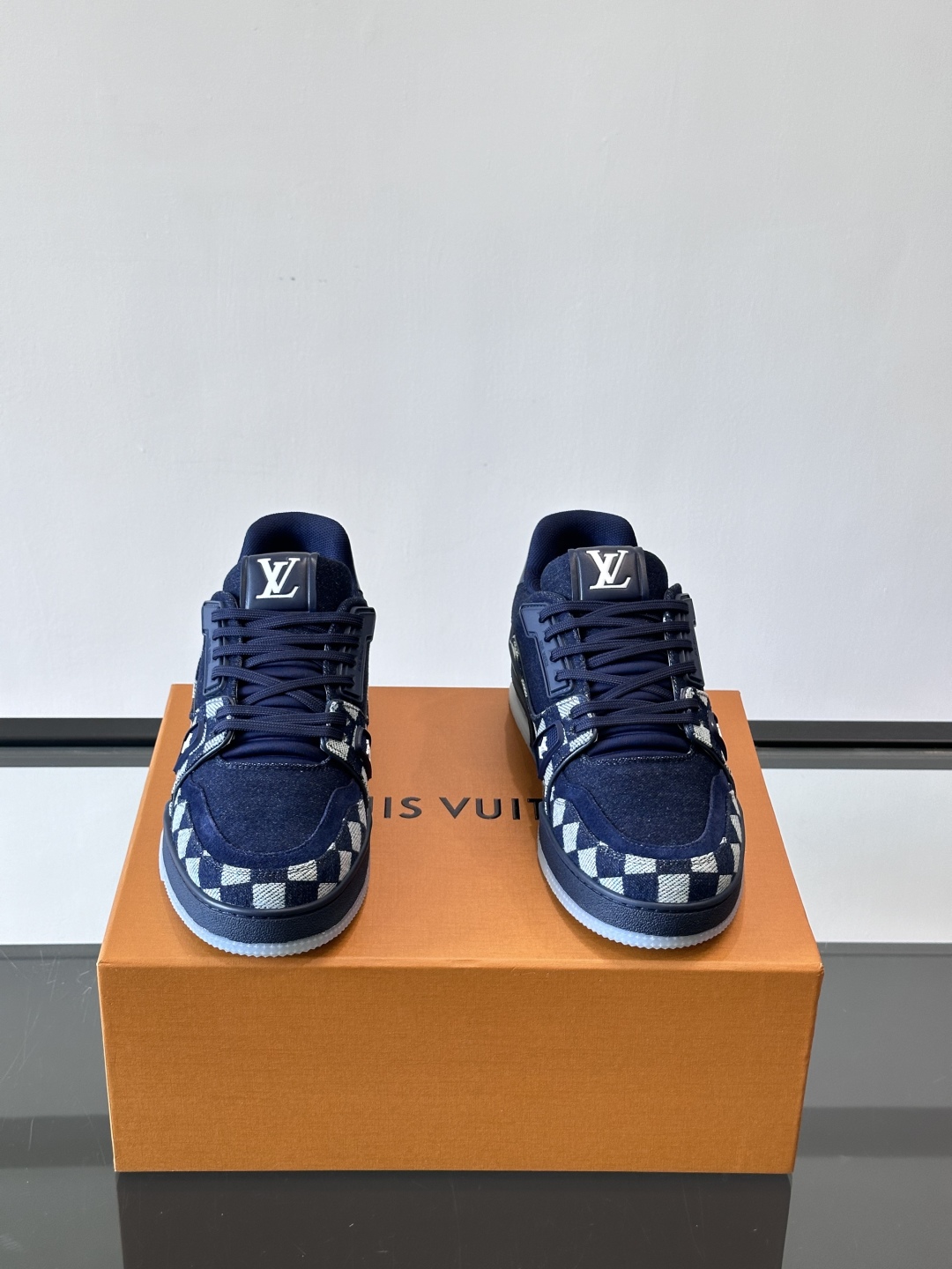 驴家 新配色 trainer运动鞋，本款 LV Trainer 运动鞋取材柔软粒面小牛皮，呈现纯净色调，