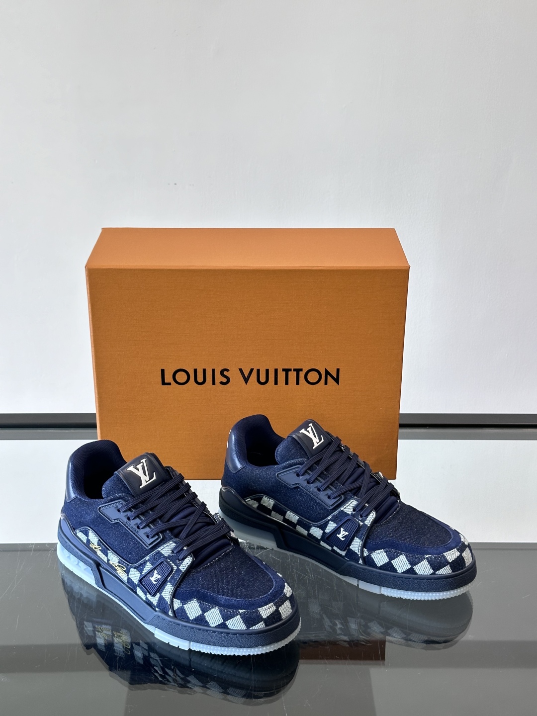 驴家 新配色 trainer运动鞋，本款 LV Trainer 运动鞋取材柔软粒面小牛皮，呈现纯净色调，