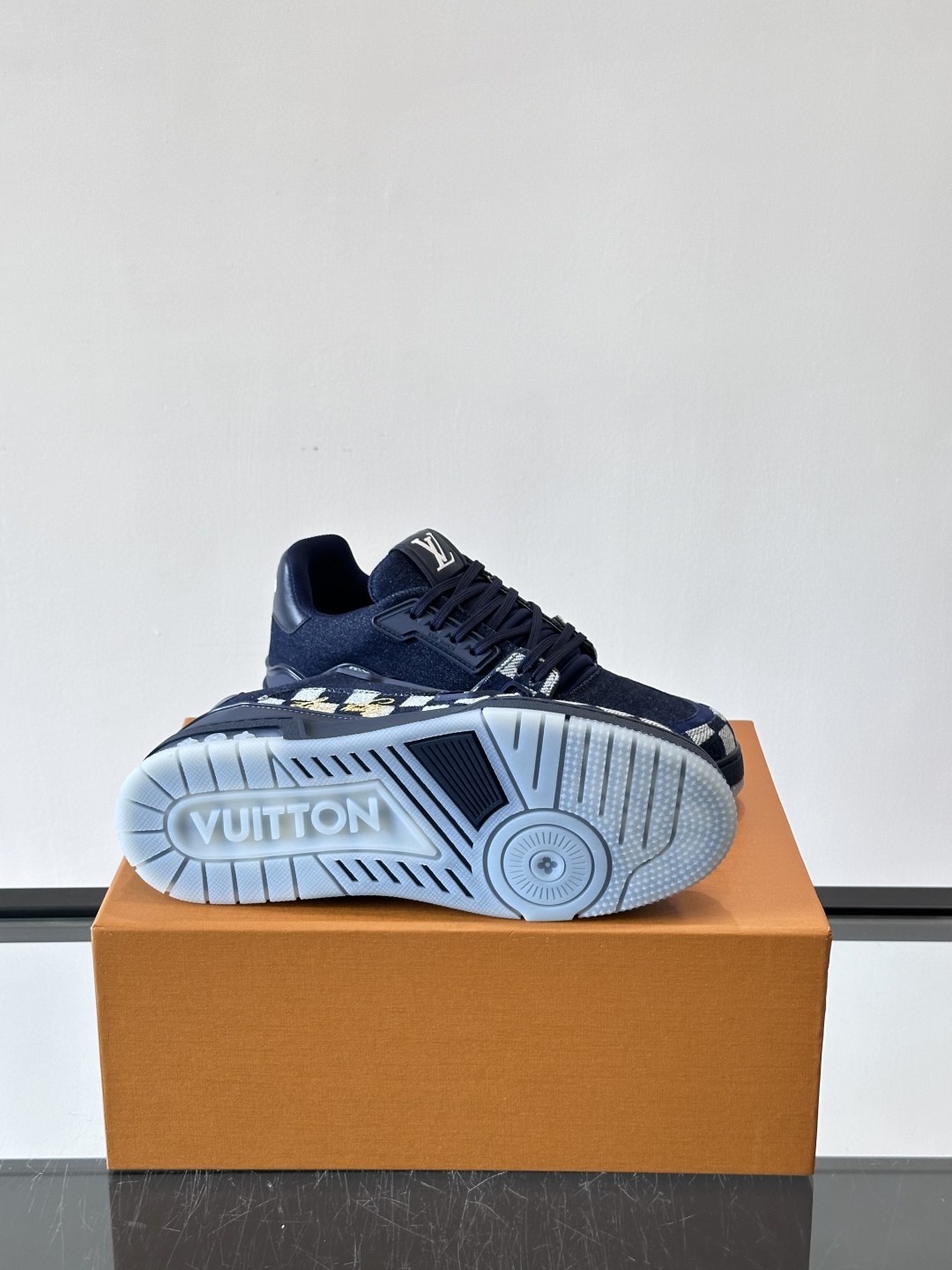 驴家 新配色 trainer运动鞋，本款 LV Trainer 运动鞋取材柔软粒面小牛皮，呈现纯净色调，