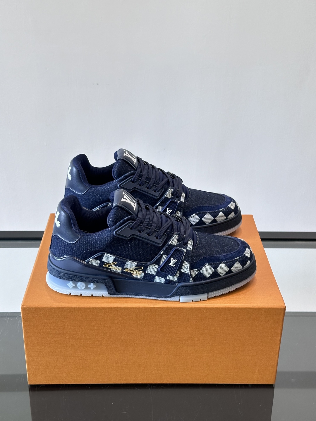 驴家 新配色 trainer运动鞋，本款 LV Trainer 运动鞋取材柔软粒面小牛皮，呈现纯净色调，