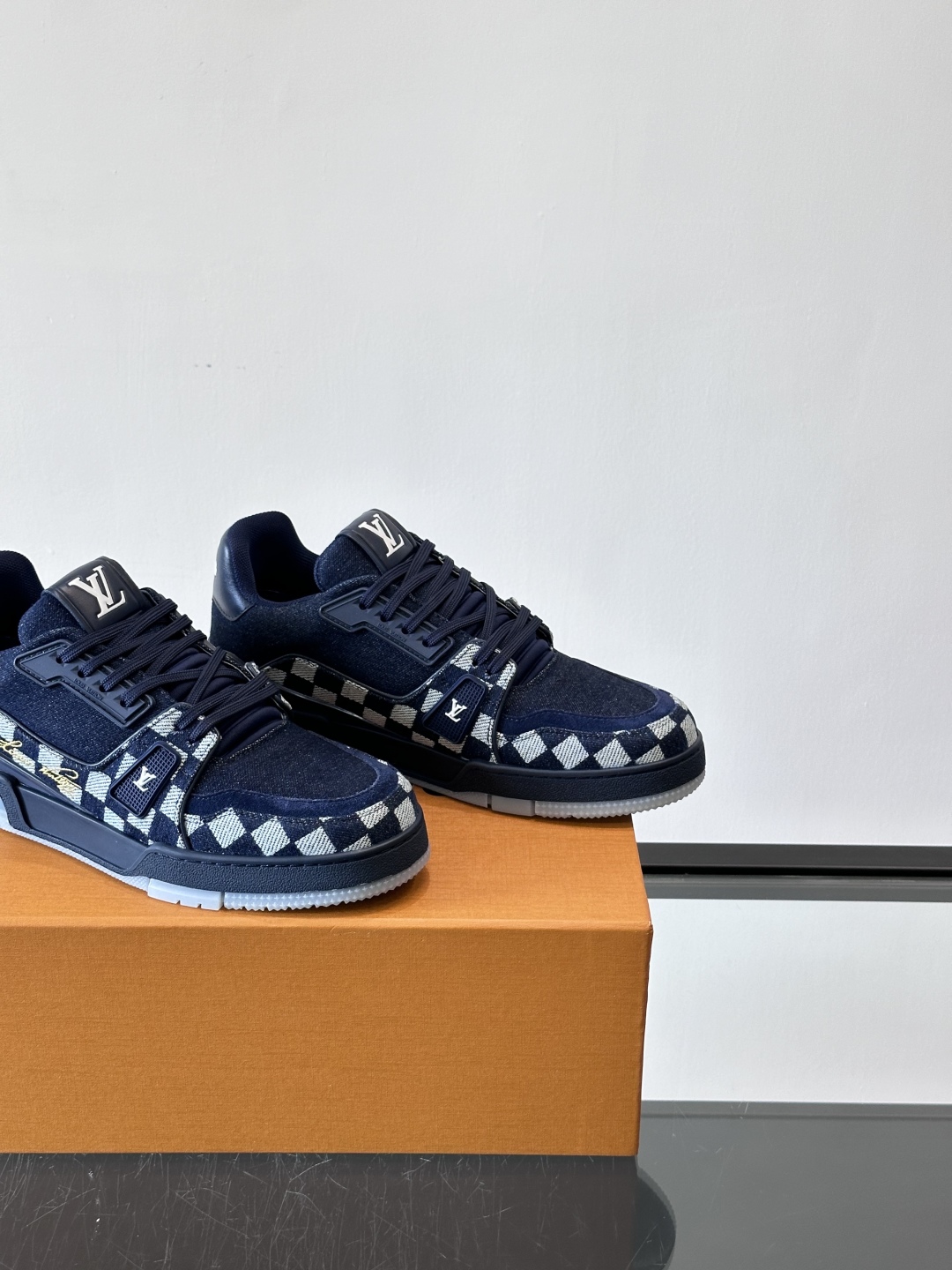 驴家 新配色 trainer运动鞋，本款 LV Trainer 运动鞋取材柔软粒面小牛皮，呈现纯净色调，