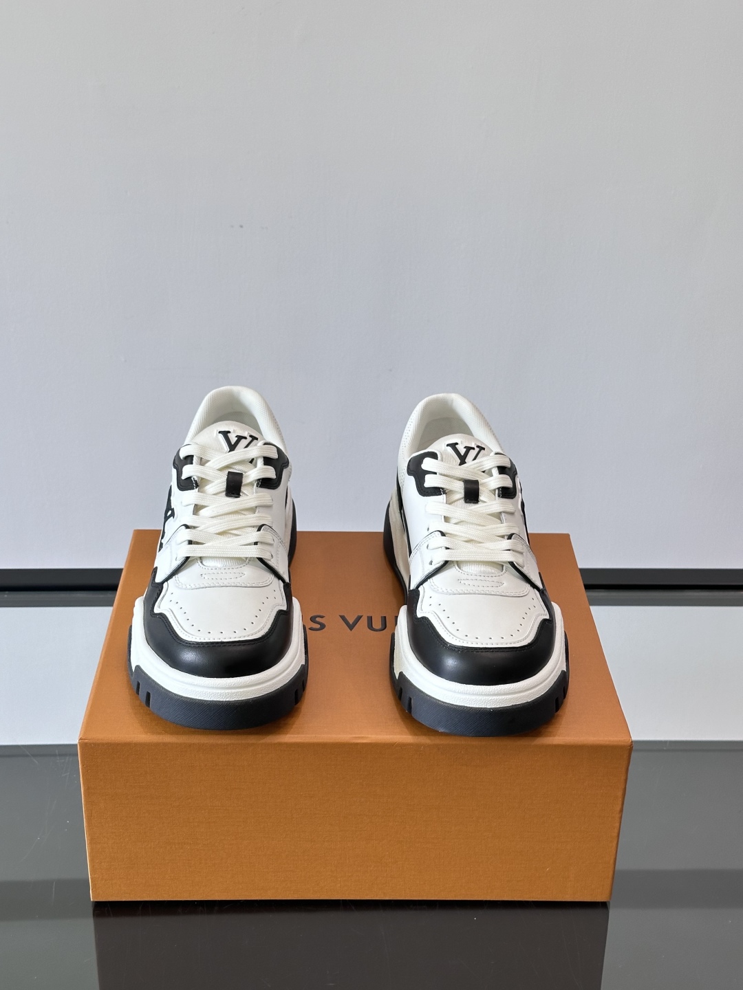 L v奢品🆕男士厚底休闲运动鞋，选用进口小牛皮打造，加衬鞋领和鲜明缝线丰富整体结构。L*V字母与路易标识