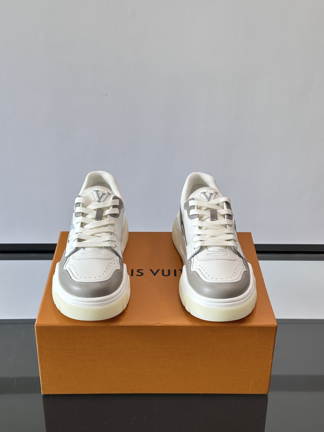 L v奢品🆕男士厚底休闲运动鞋，选用进口小牛皮打造，加衬鞋领和鲜明缝线丰富整体结构。L*V字母与路易标识