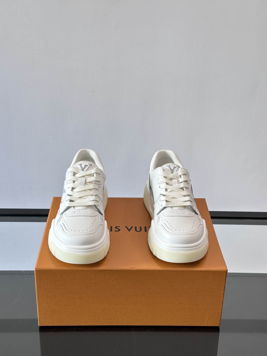 L v奢品🆕男士厚底休闲运动鞋，选用进口小牛皮打造，加衬鞋领和鲜明缝线丰富整体结构。L*V字母与路易标识