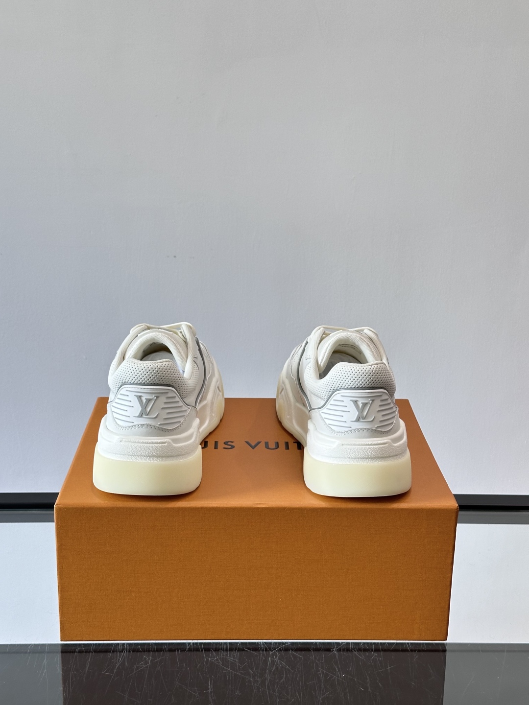 L v奢品🆕男士厚底休闲运动鞋，选用进口小牛皮打造，加衬鞋领和鲜明缝线丰富整体结构。L*V字母与路易标识