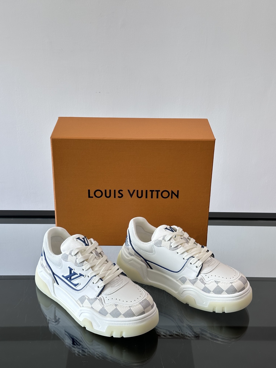 L v奢品🆕男士厚底休闲运动鞋，选用进口小牛皮打造，加衬鞋领和鲜明缝线丰富整体结构。L*V字母与路易标识