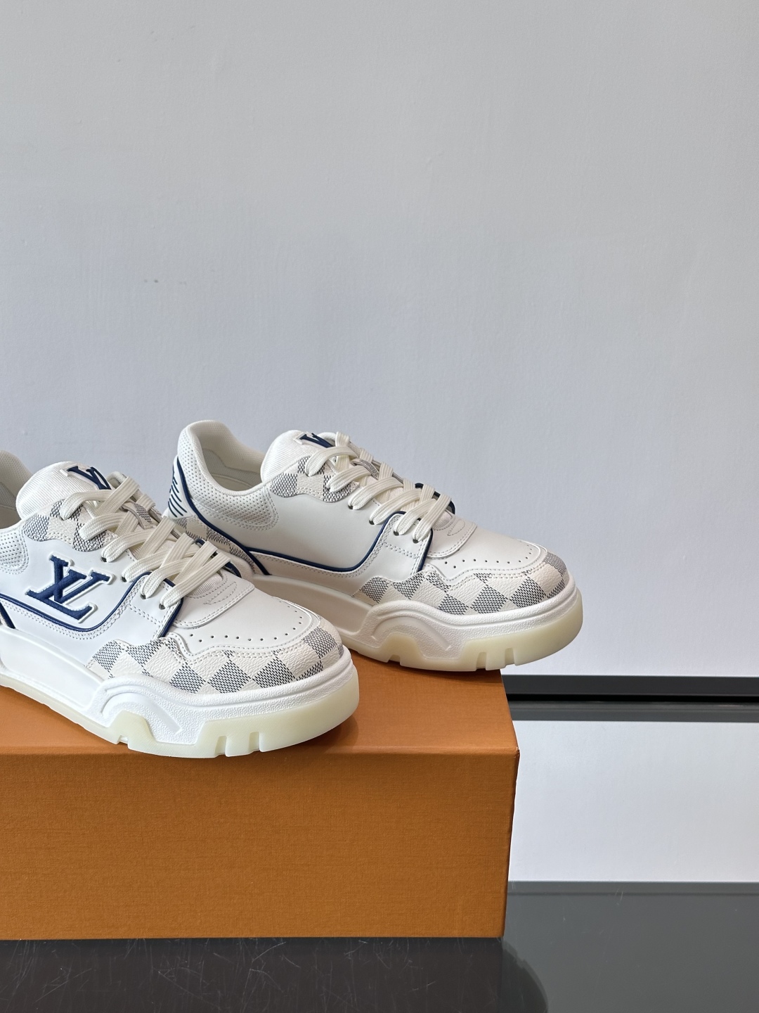 L v奢品🆕男士厚底休闲运动鞋，选用进口小牛皮打造，加衬鞋领和鲜明缝线丰富整体结构。L*V字母与路易标识