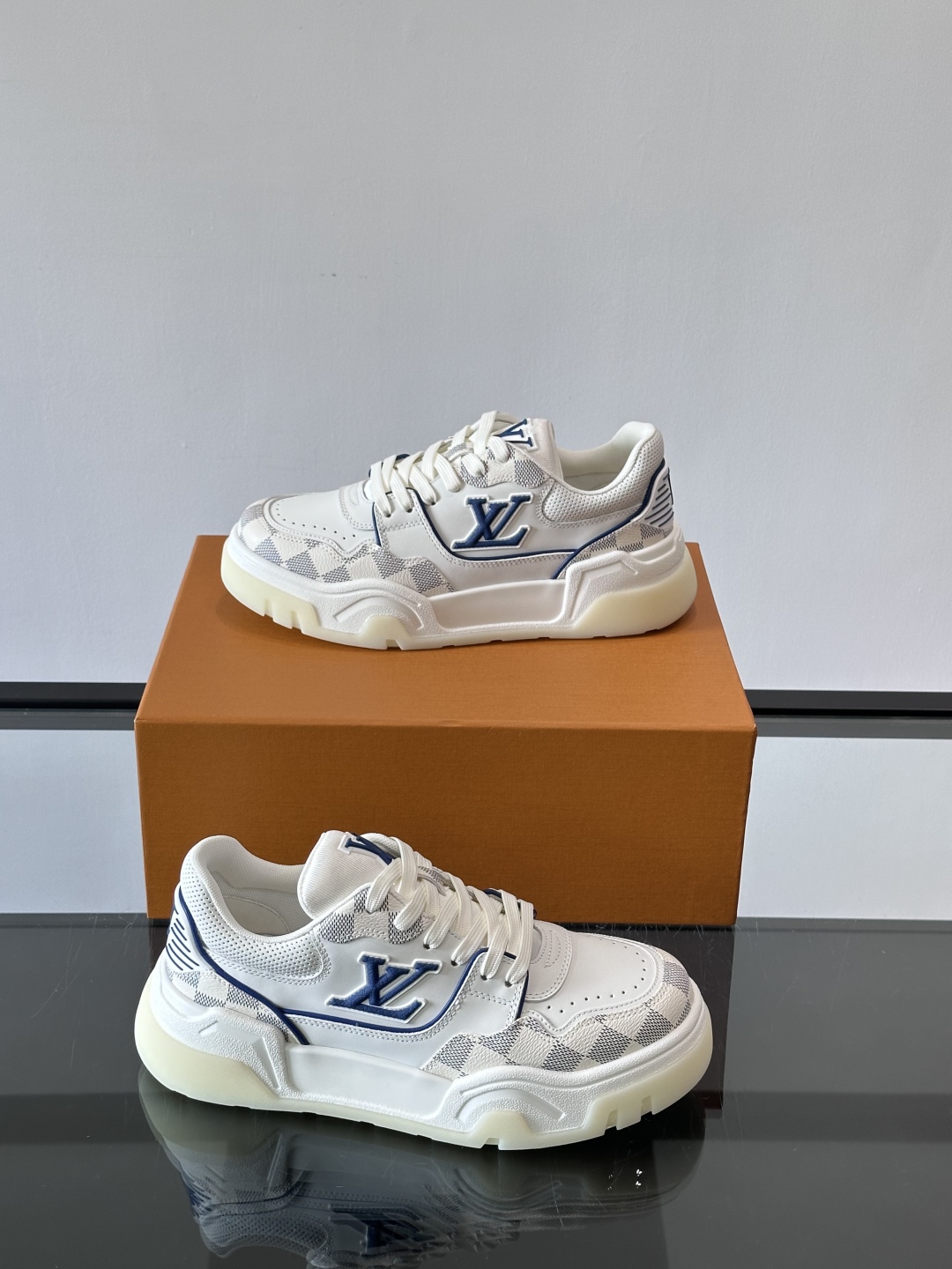 L v奢品🆕男士厚底休闲运动鞋，选用进口小牛皮打造，加衬鞋领和鲜明缝线丰富整体结构。L*V字母与路易标识