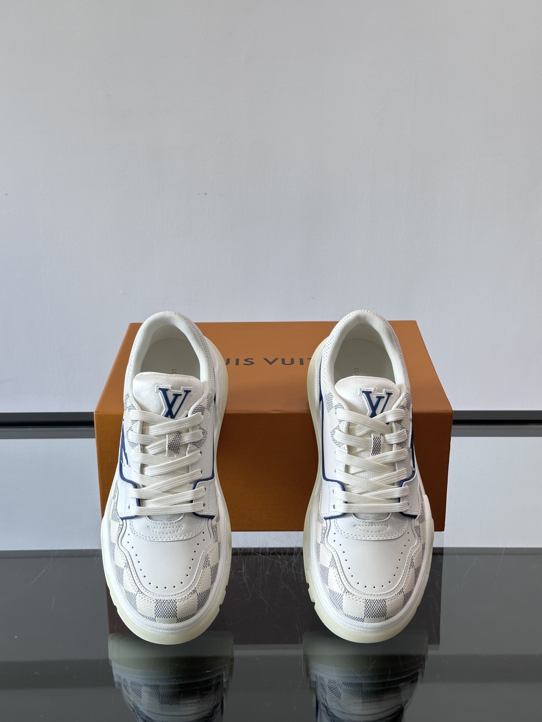 L v奢品🆕男士厚底休闲运动鞋，选用进口小牛皮打造，加衬鞋领和鲜明缝线丰富整体结构。L*V字母与路易标识