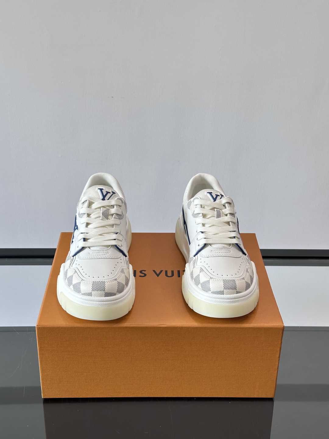 L v奢品🆕男士厚底休闲运动鞋，选用进口小牛皮打造，加衬鞋领和鲜明缝线丰富整体结构。L*V字母与路易标识