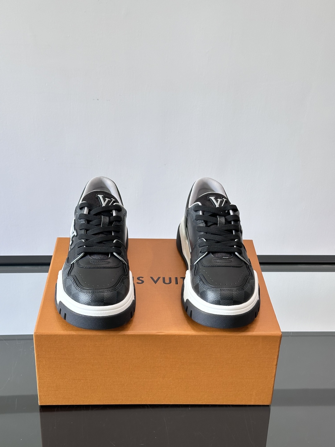 L v奢品🆕男士厚底休闲运动鞋，选用进口小牛皮打造，加衬鞋领和鲜明缝线丰富整体结构。L*V字母与路易标识