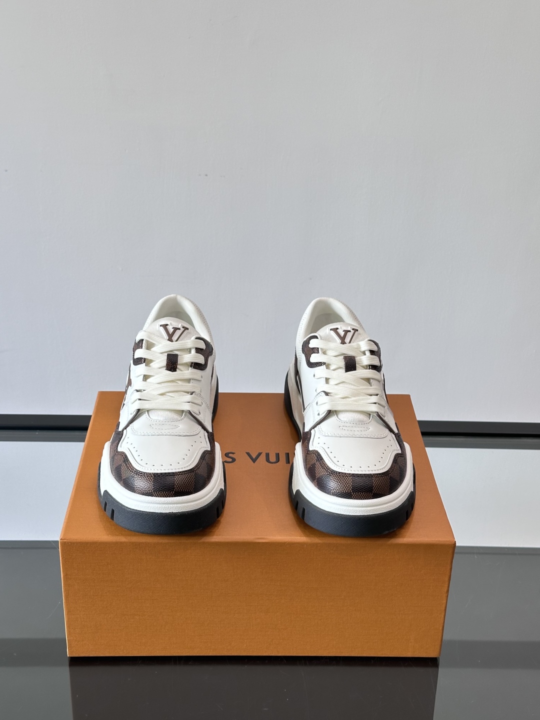 L v奢品🆕男士厚底休闲运动鞋，选用进口小牛皮打造，加衬鞋领和鲜明缝线丰富整体结构。L*V字母与路易标识