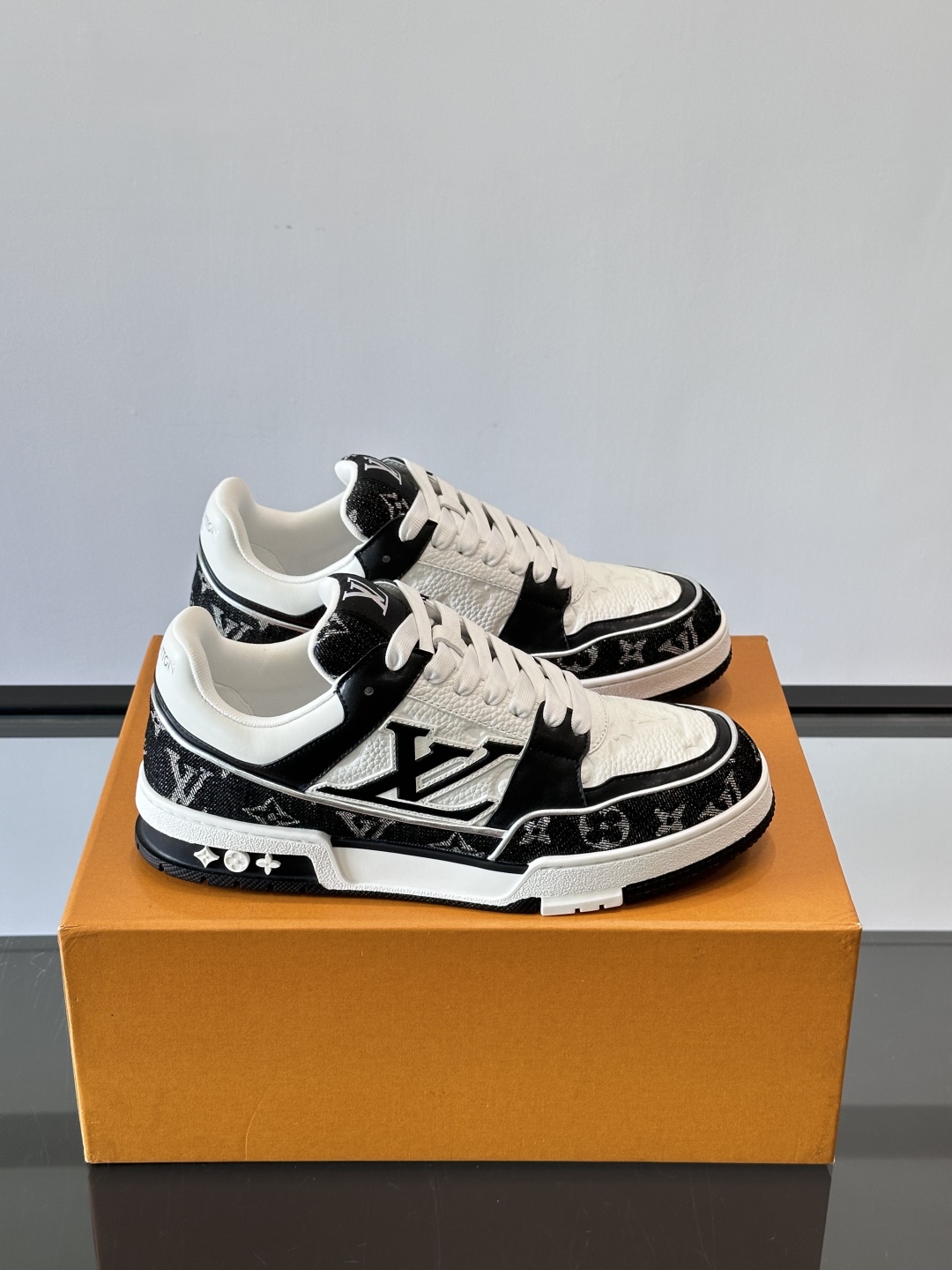 驴家 新配色 情侣款trainer运动鞋，本款 LV Trainer 运动鞋取材柔软粒面小牛皮，呈现纯净