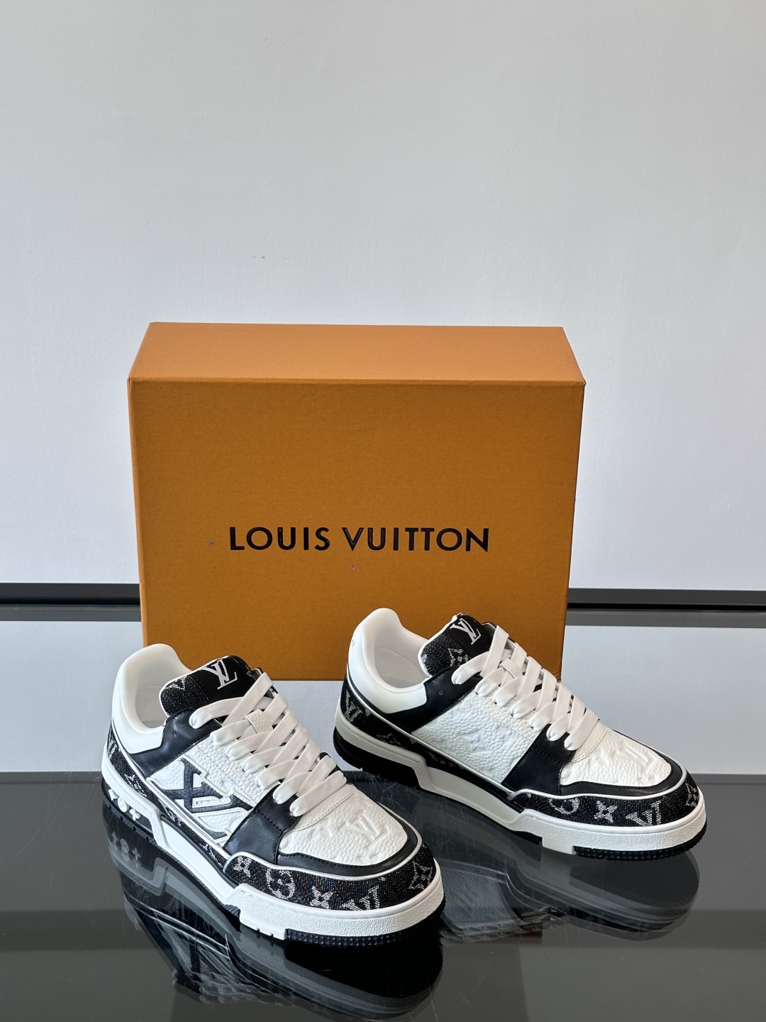 驴家 新配色 情侣款trainer运动鞋，本款 LV Trainer 运动鞋取材柔软粒面小牛皮，呈现纯净