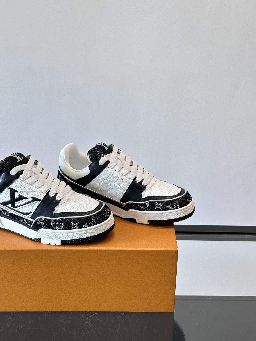 驴家 新配色 情侣款trainer运动鞋，本款 LV Trainer 运动鞋取材柔软粒面小牛皮，呈现纯净