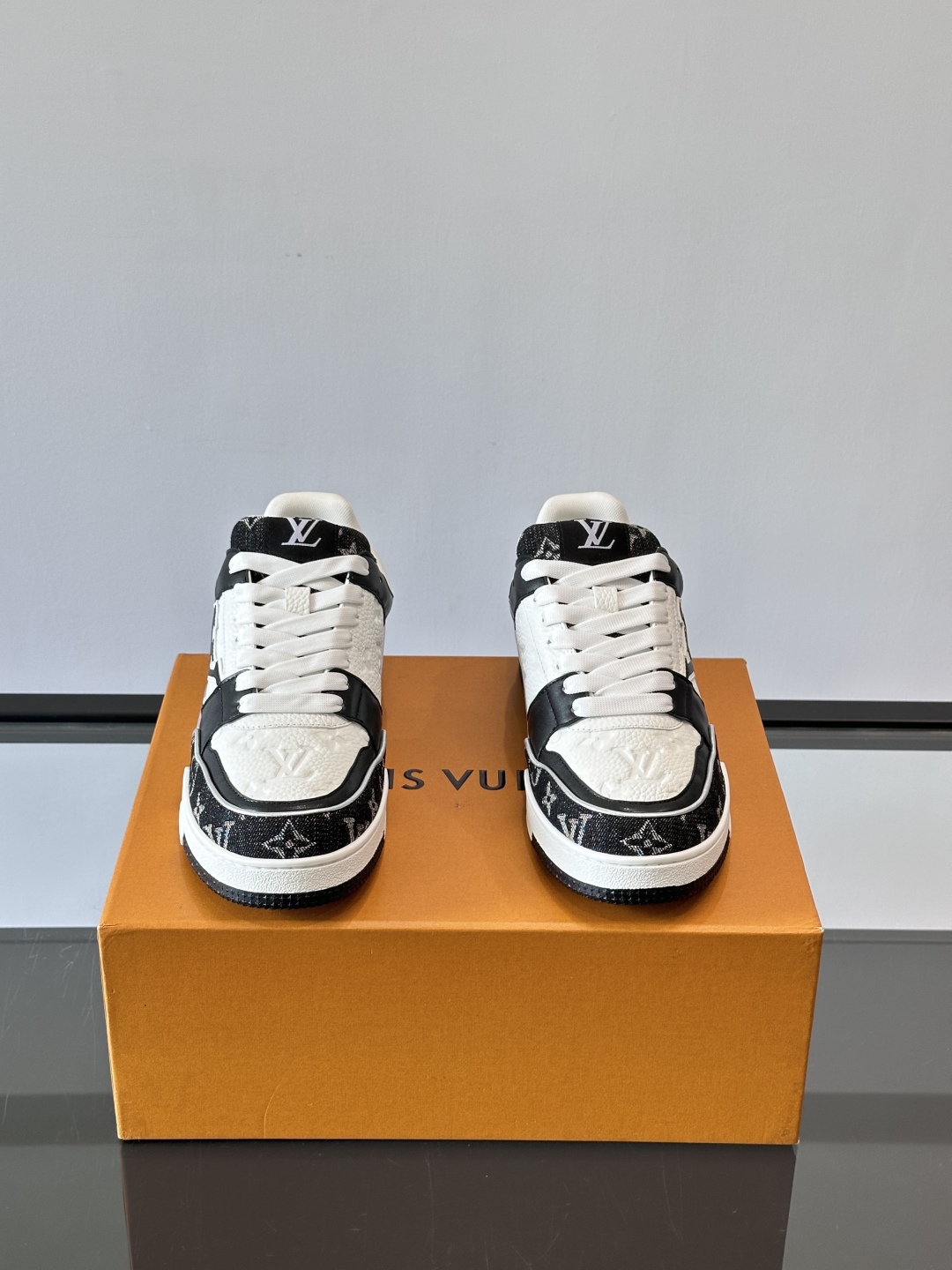 驴家 新配色 情侣款trainer运动鞋，本款 LV Trainer 运动鞋取材柔软粒面小牛皮，呈现纯净
