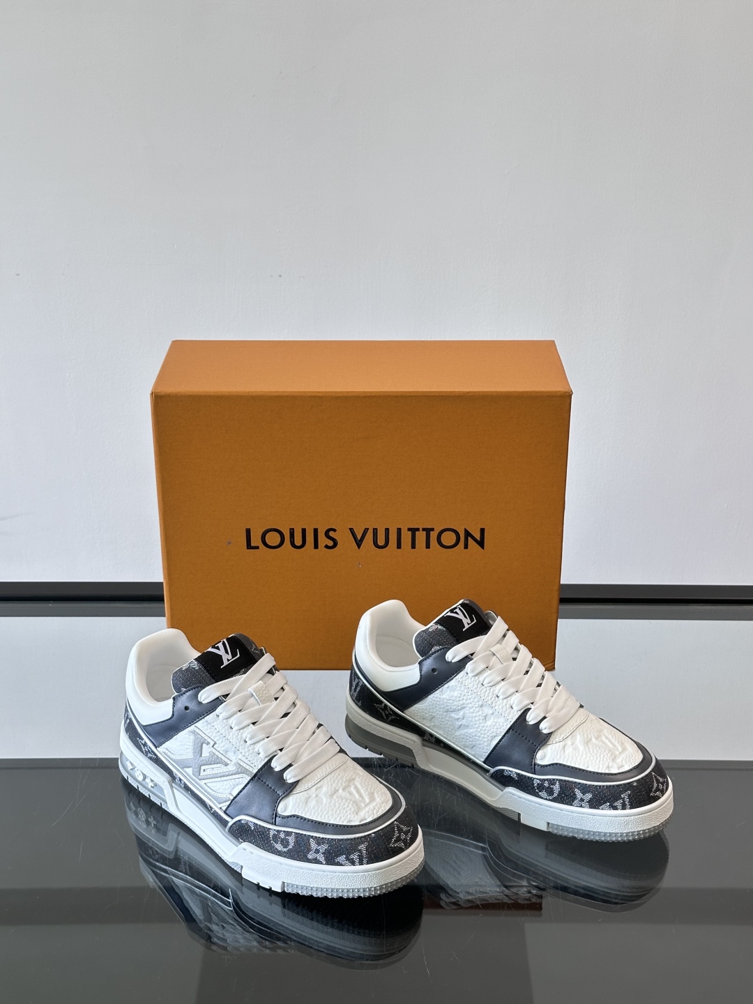 驴家 新配色 情侣款trainer运动鞋，本款 LV Trainer 运动鞋取材柔软粒面小牛皮，呈现纯净