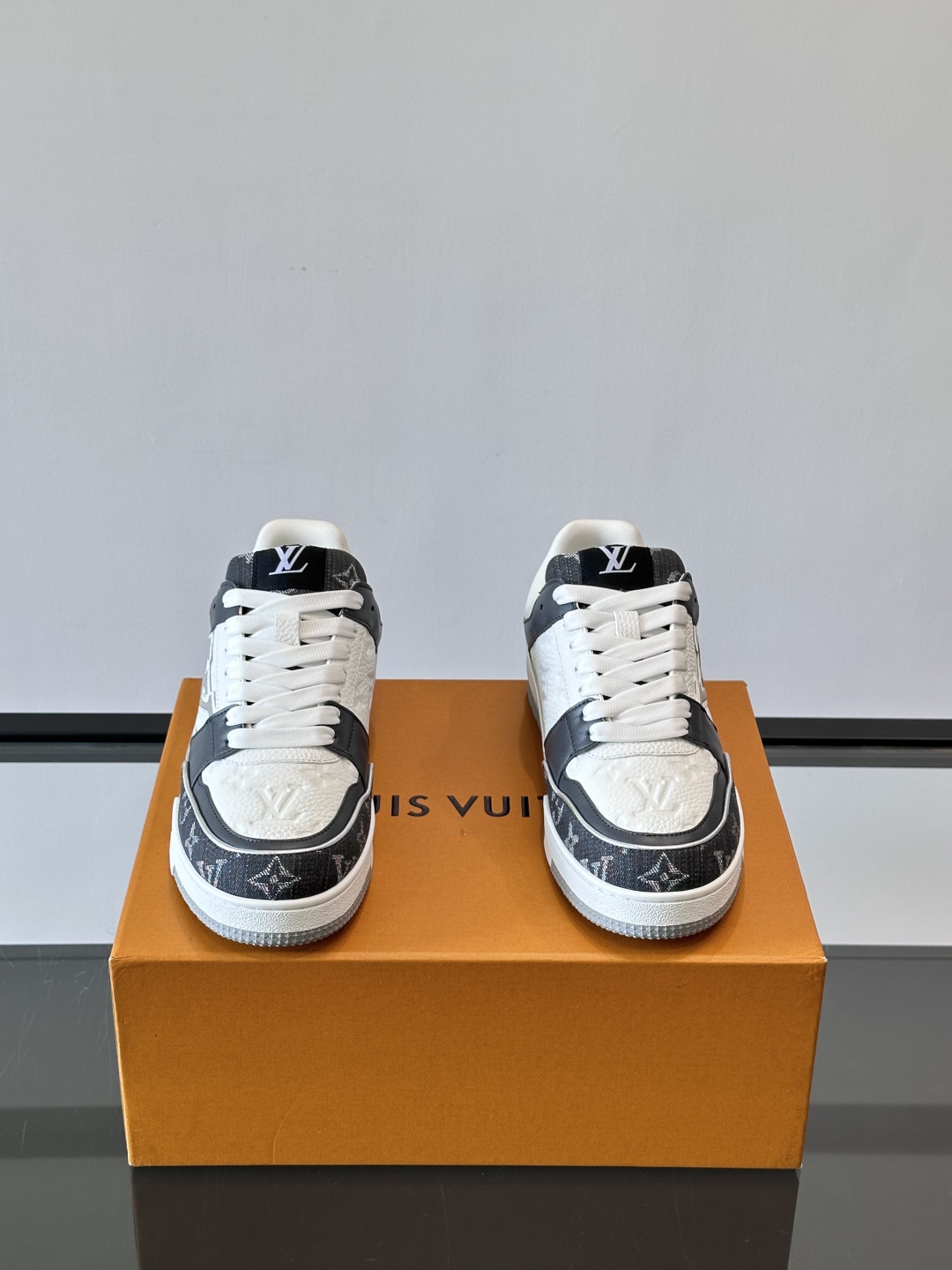 驴家 新配色 情侣款trainer运动鞋，本款 LV Trainer 运动鞋取材柔软粒面小牛皮，呈现纯净