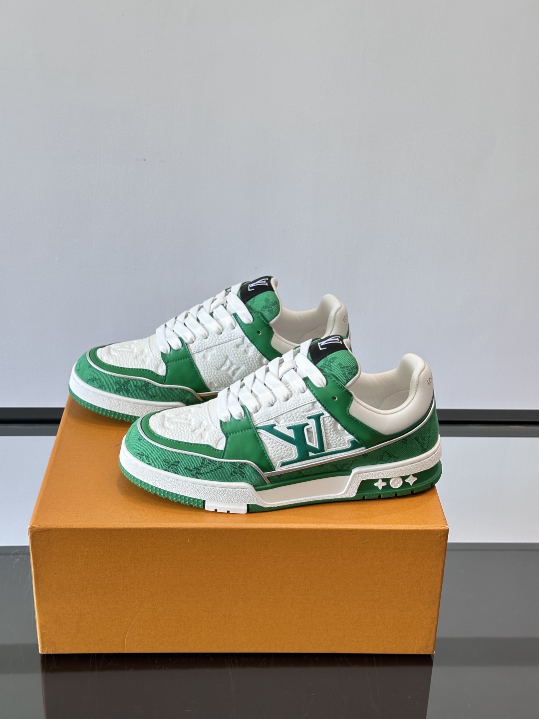 驴家 新配色 情侣款trainer运动鞋，本款 LV Trainer 运动鞋取材柔软粒面小牛皮，呈现纯净