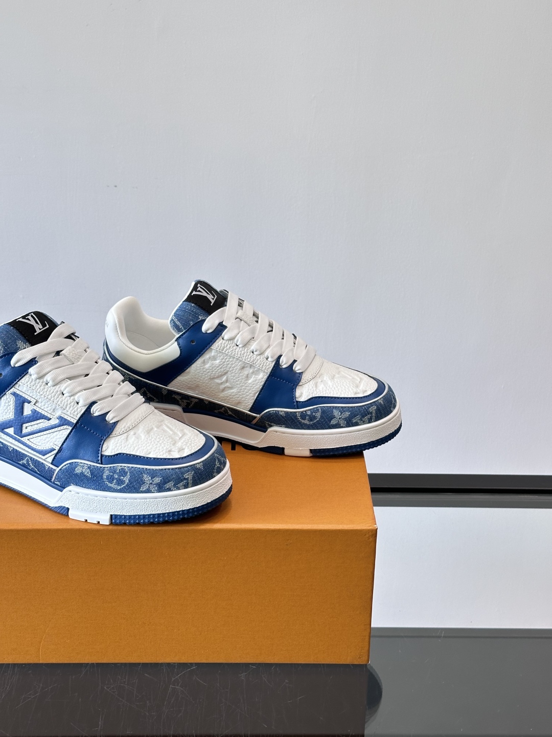 驴家 新配色 情侣款trainer运动鞋，本款 LV Trainer 运动鞋取材柔软粒面小牛皮，呈现纯净