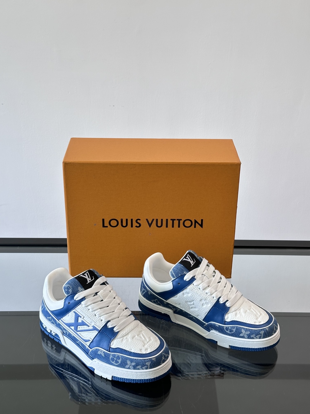 驴家 新配色 情侣款trainer运动鞋，本款 LV Trainer 运动鞋取材柔软粒面小牛皮，呈现纯净