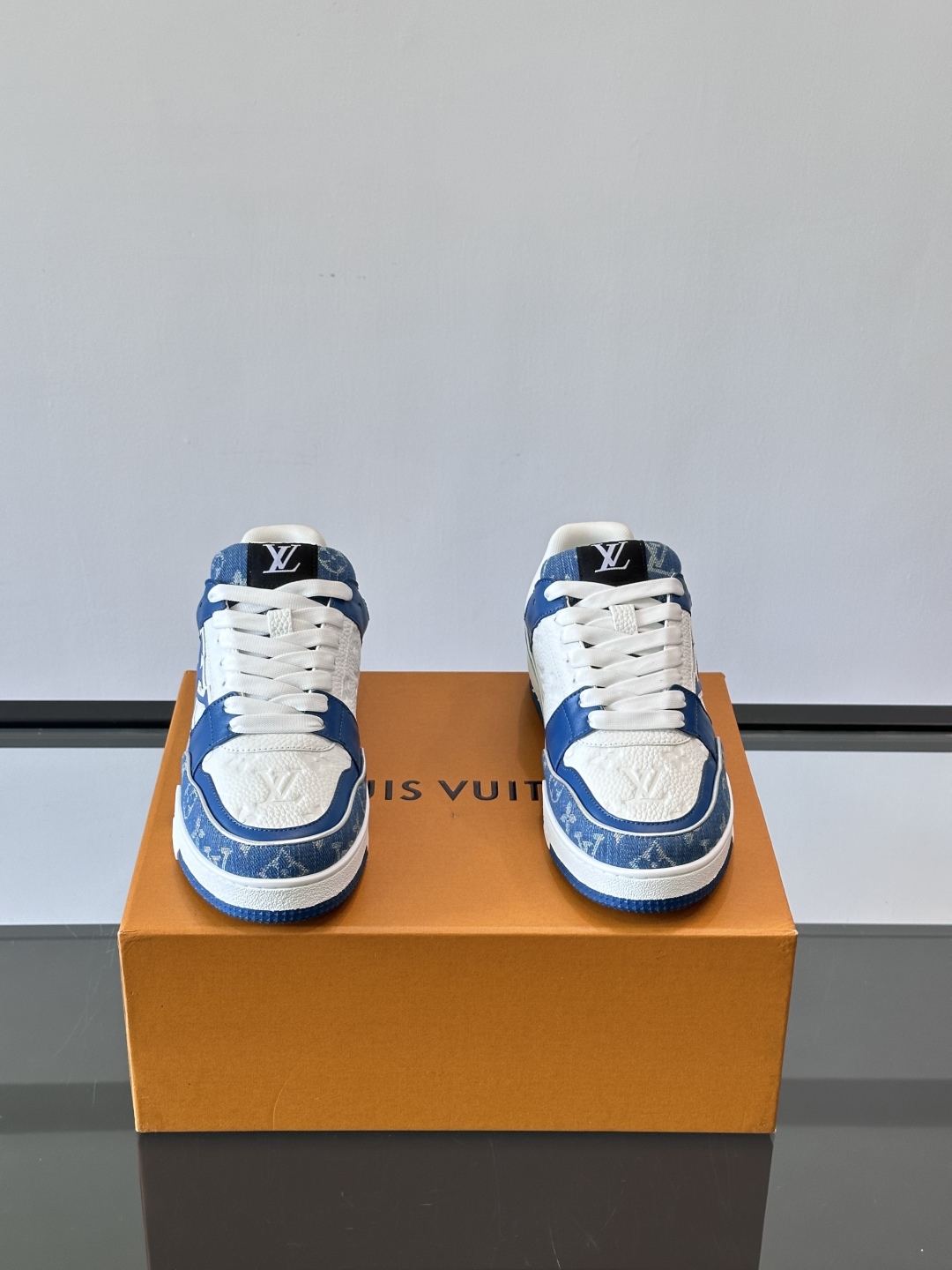 驴家 新配色 情侣款trainer运动鞋，本款 LV Trainer 运动鞋取材柔软粒面小牛皮，呈现纯净