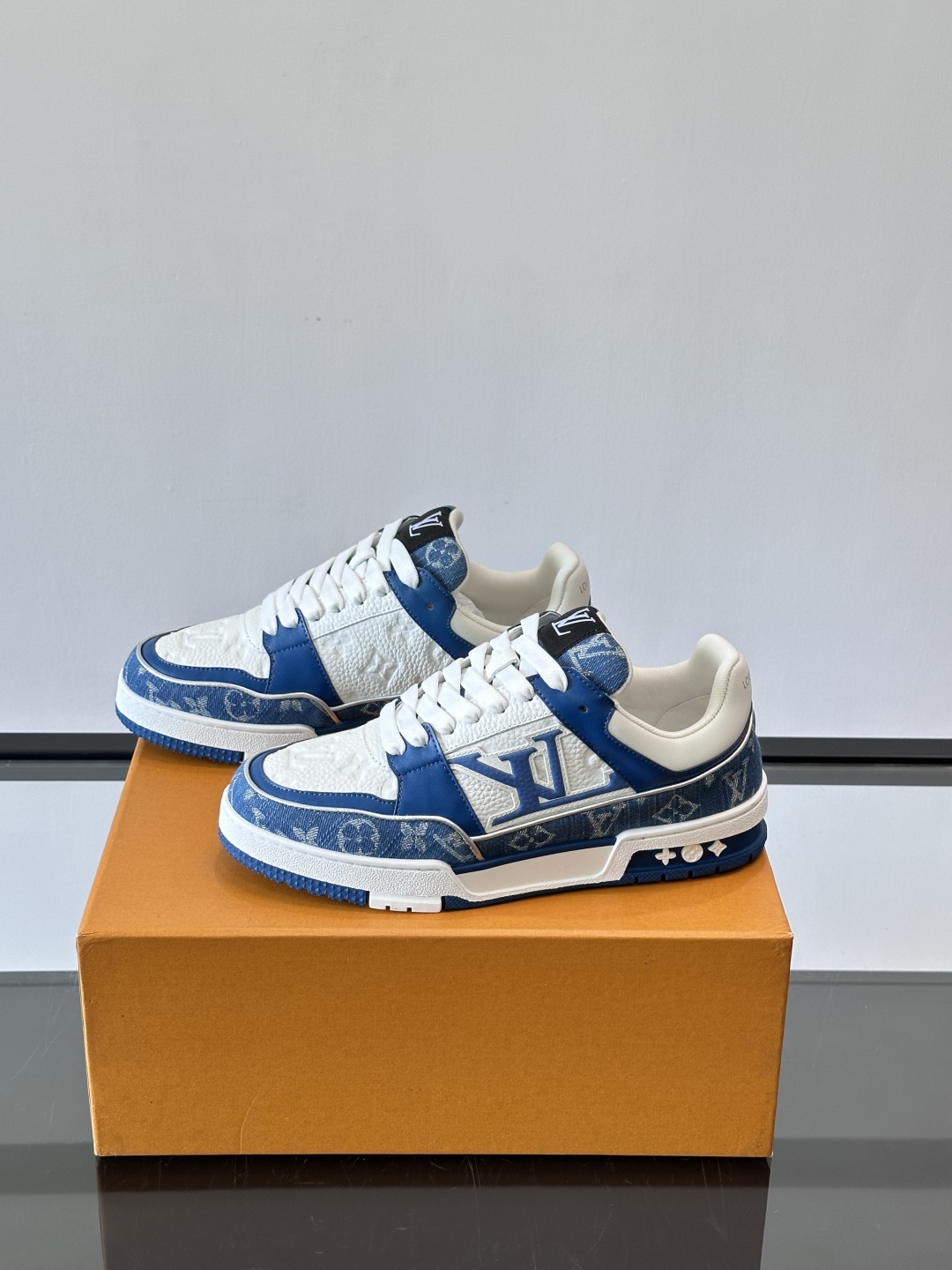 驴家 新配色 情侣款trainer运动鞋，本款 LV Trainer 运动鞋取材柔软粒面小牛皮，呈现纯净