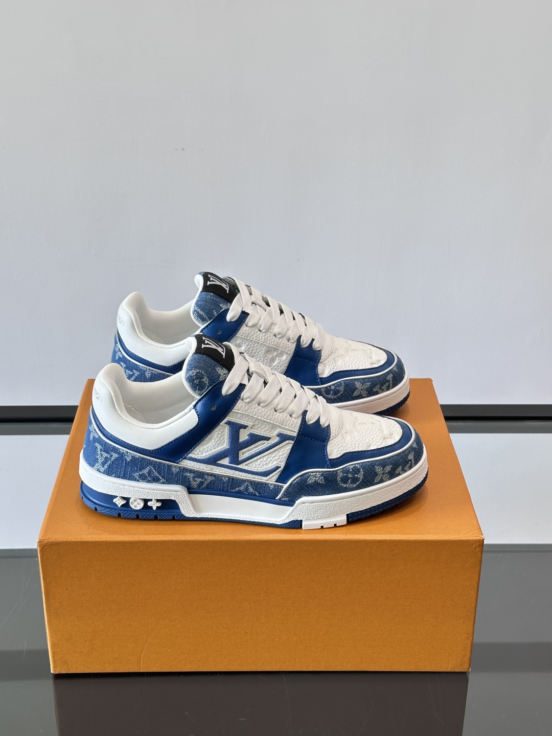 驴家 新配色 情侣款trainer运动鞋，本款 LV Trainer 运动鞋取材柔软粒面小牛皮，呈现纯净