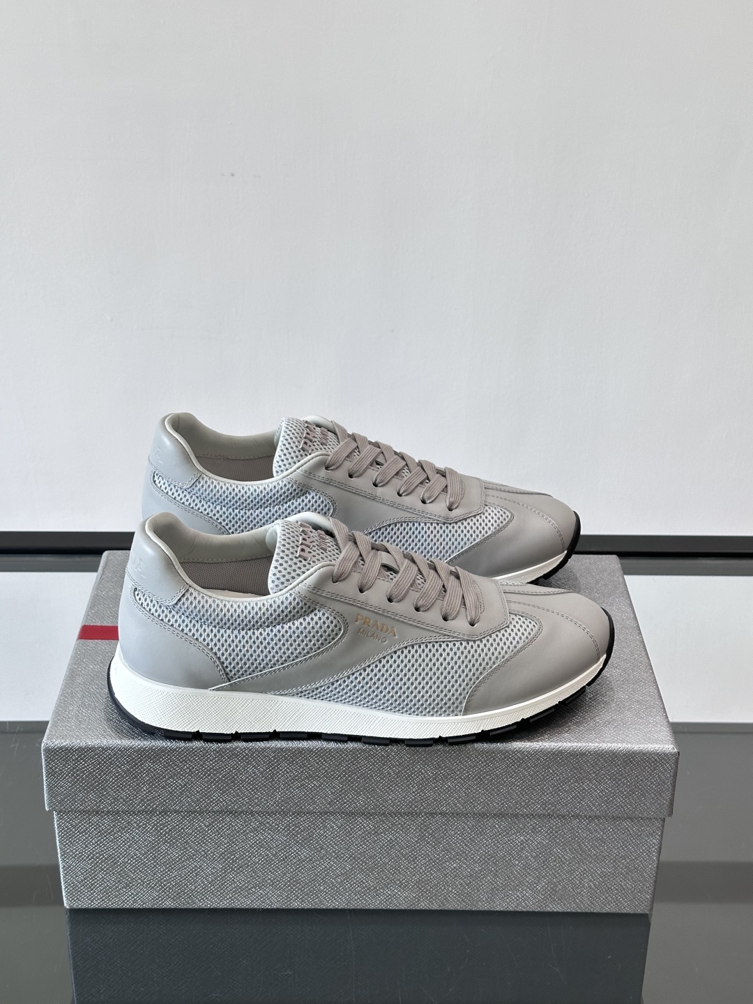 Prada/普拉达新款男士休闲运动鞋，运动鞋低帮系带款 款式时尚大方 头层牛皮拼接透气网面打造 柔软舒适