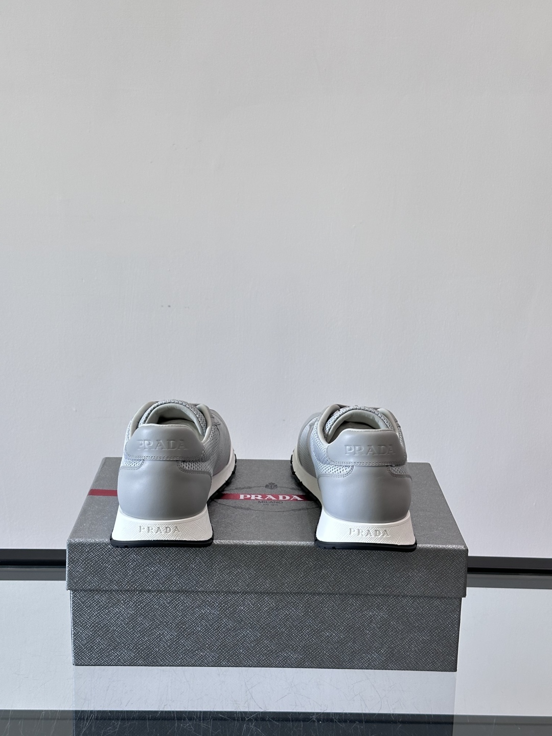 Prada/普拉达新款男士休闲运动鞋，运动鞋低帮系带款 款式时尚大方 头层牛皮拼接透气网面打造 柔软舒适