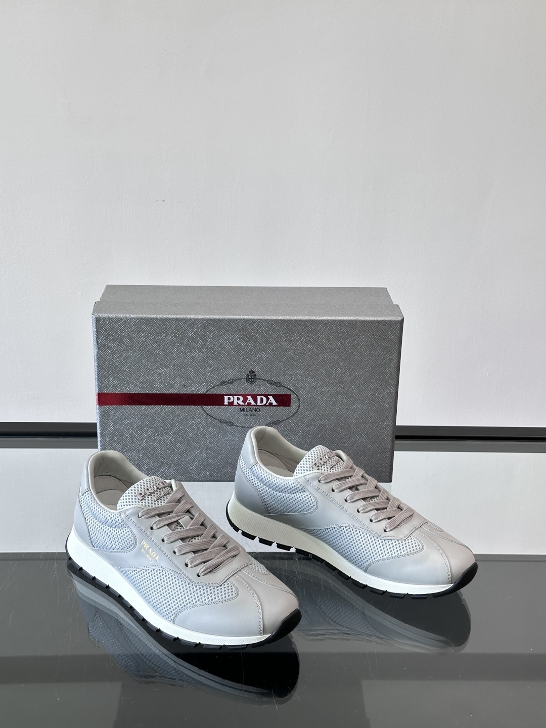 Prada/普拉达新款男士休闲运动鞋，运动鞋低帮系带款 款式时尚大方 头层牛皮拼接透气网面打造 柔软舒适
