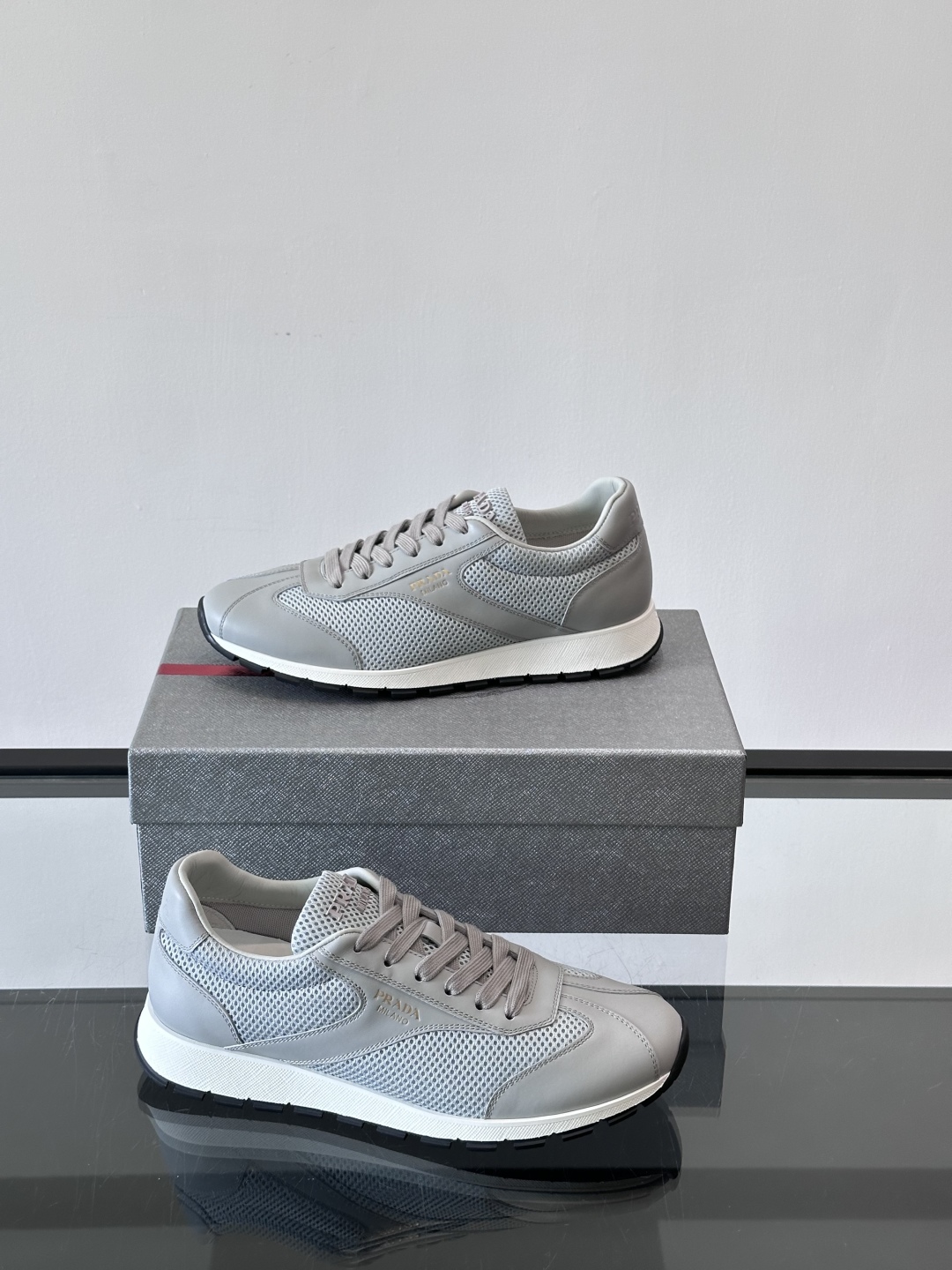 Prada/普拉达新款男士休闲运动鞋，运动鞋低帮系带款 款式时尚大方 头层牛皮拼接透气网面打造 柔软舒适