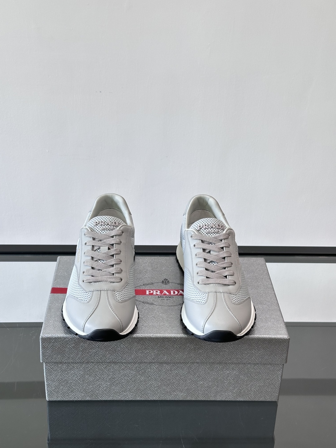 Prada/普拉达新款男士休闲运动鞋，运动鞋低帮系带款 款式时尚大方 头层牛皮拼接透气网面打造 柔软舒适