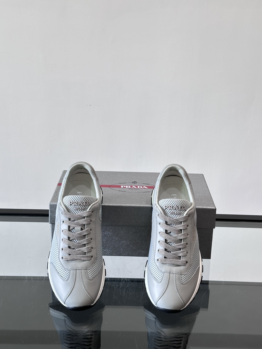 Prada/普拉达新款男士休闲运动鞋，运动鞋低帮系带款 款式时尚大方 头层牛皮拼接透气网面打造 柔软舒适