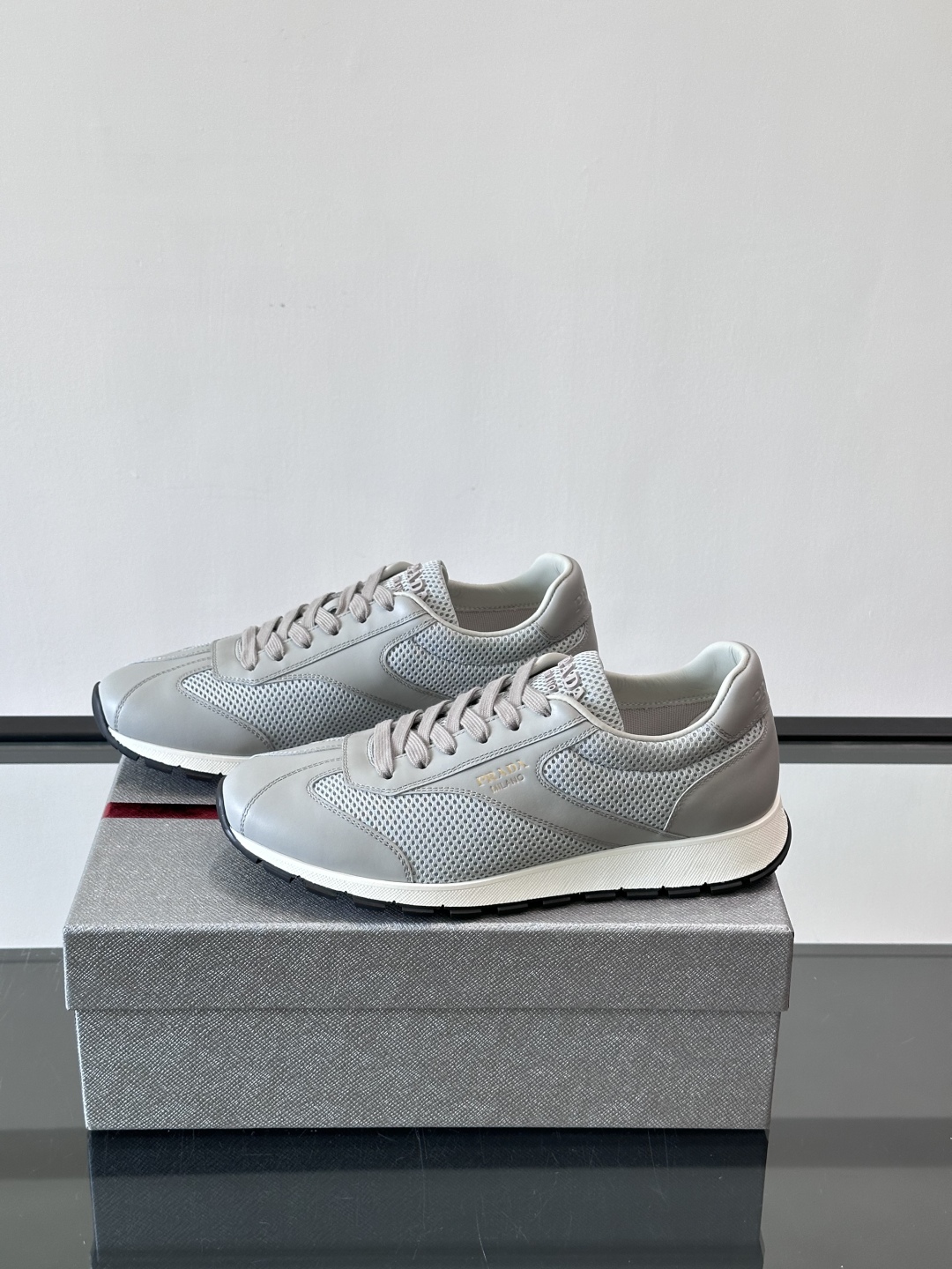 Prada/普拉达新款男士休闲运动鞋，运动鞋低帮系带款 款式时尚大方 头层牛皮拼接透气网面打造 柔软舒适