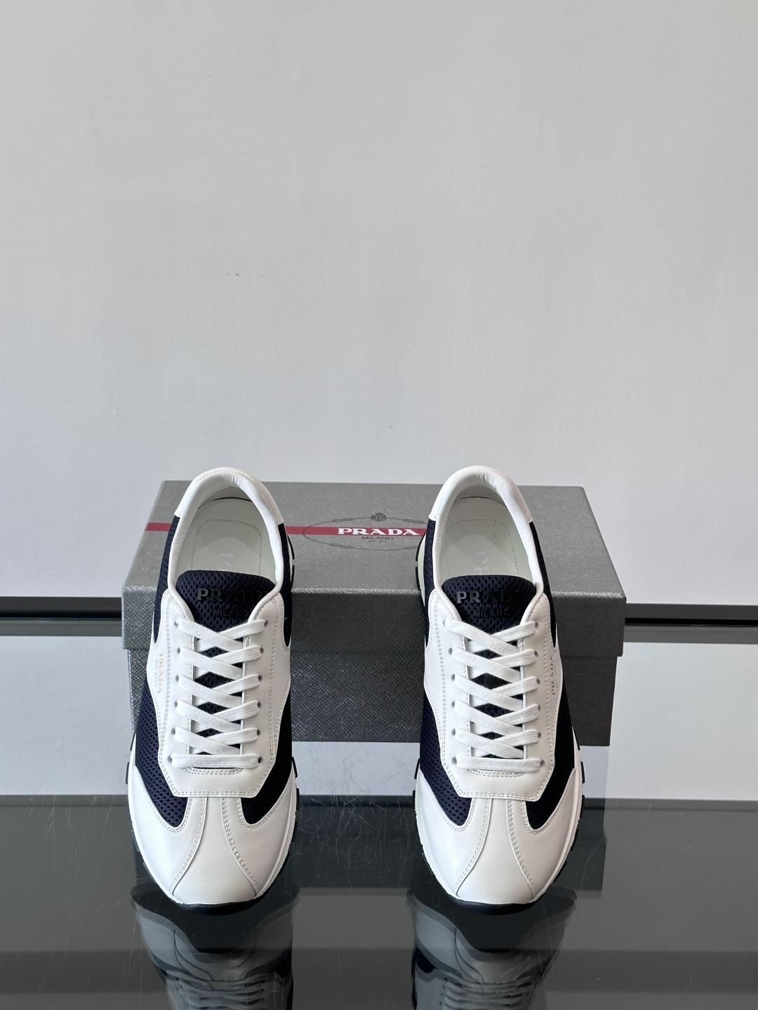 Prada/普拉达新款男士休闲运动鞋，运动鞋低帮系带款 款式时尚大方 头层牛皮拼接透气网面打造 柔软舒适