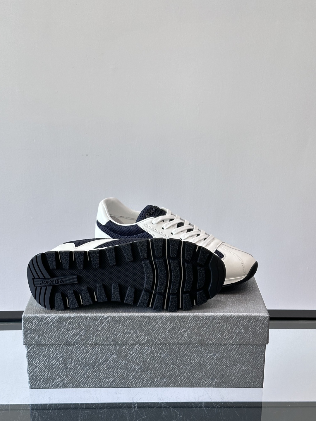 Prada/普拉达新款男士休闲运动鞋，运动鞋低帮系带款 款式时尚大方 头层牛皮拼接透气网面打造 柔软舒适
