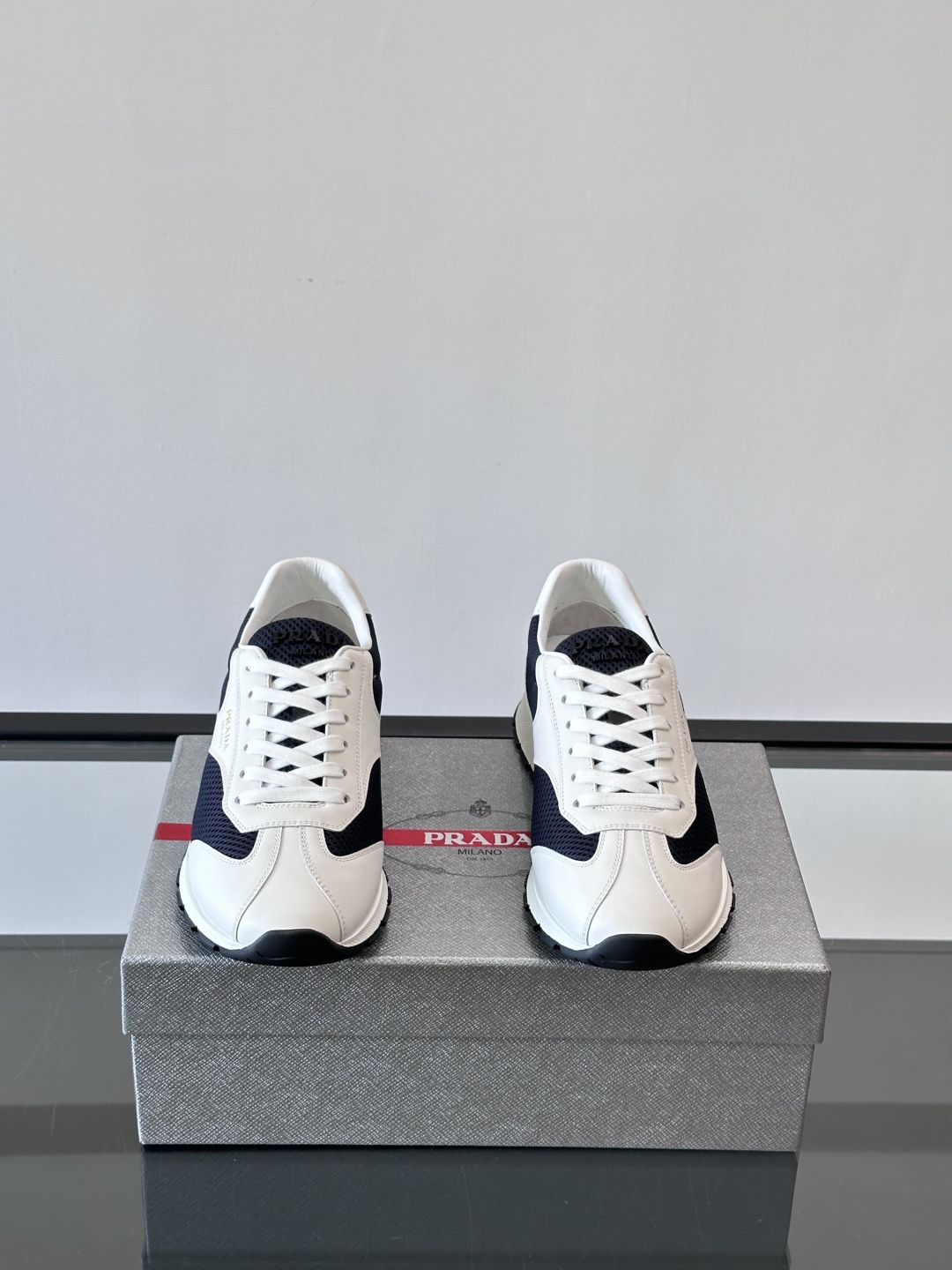 Prada/普拉达新款男士休闲运动鞋，运动鞋低帮系带款 款式时尚大方 头层牛皮拼接透气网面打造 柔软舒适