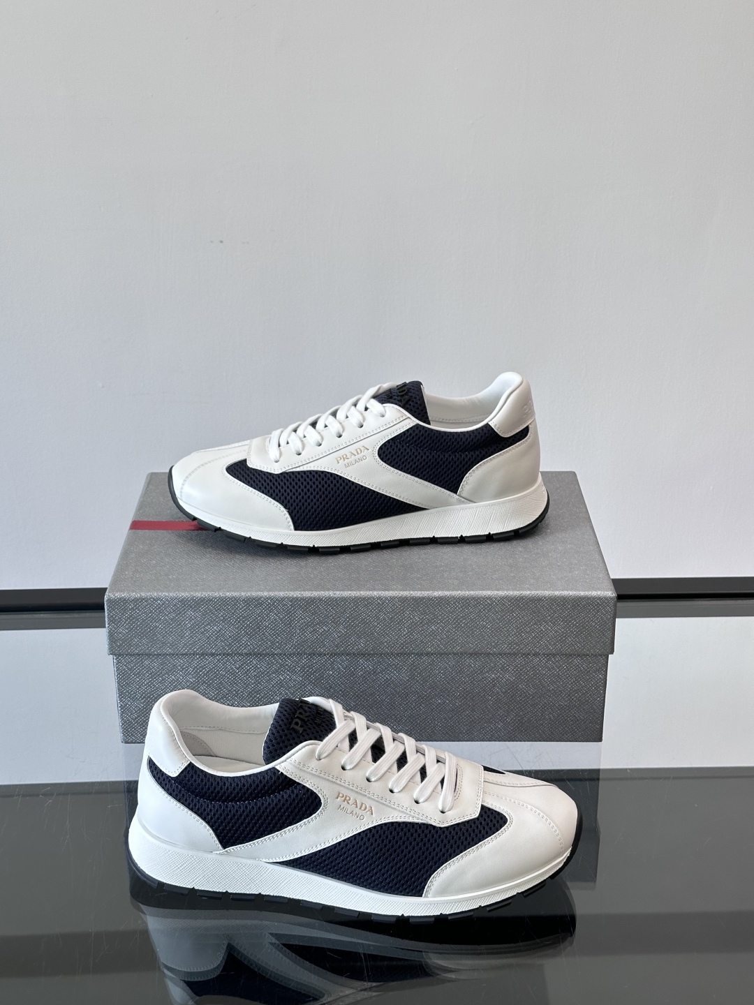 Prada/普拉达新款男士休闲运动鞋，运动鞋低帮系带款 款式时尚大方 头层牛皮拼接透气网面打造 柔软舒适