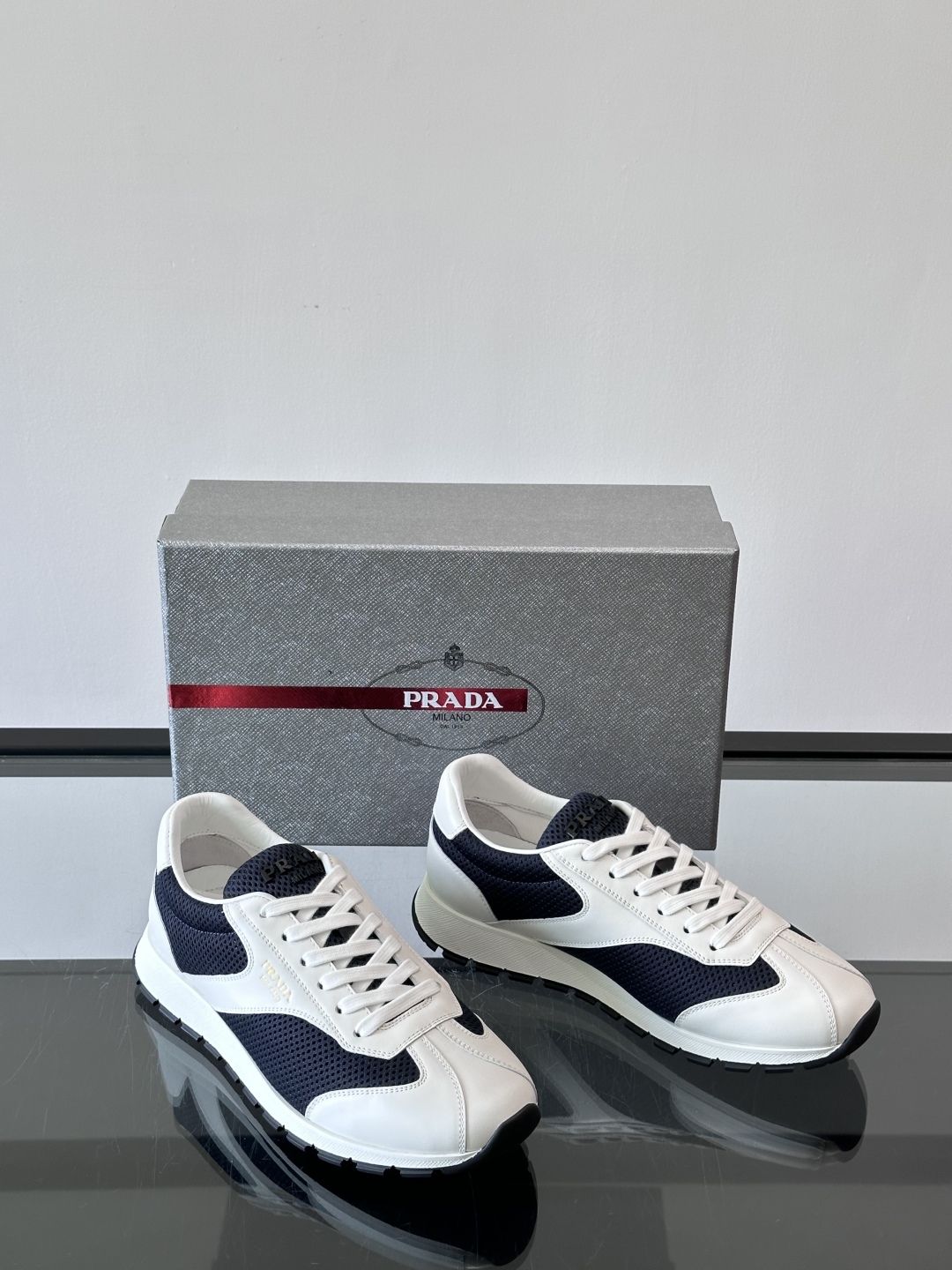Prada/普拉达新款男士休闲运动鞋，运动鞋低帮系带款 款式时尚大方 头层牛皮拼接透气网面打造 柔软舒适