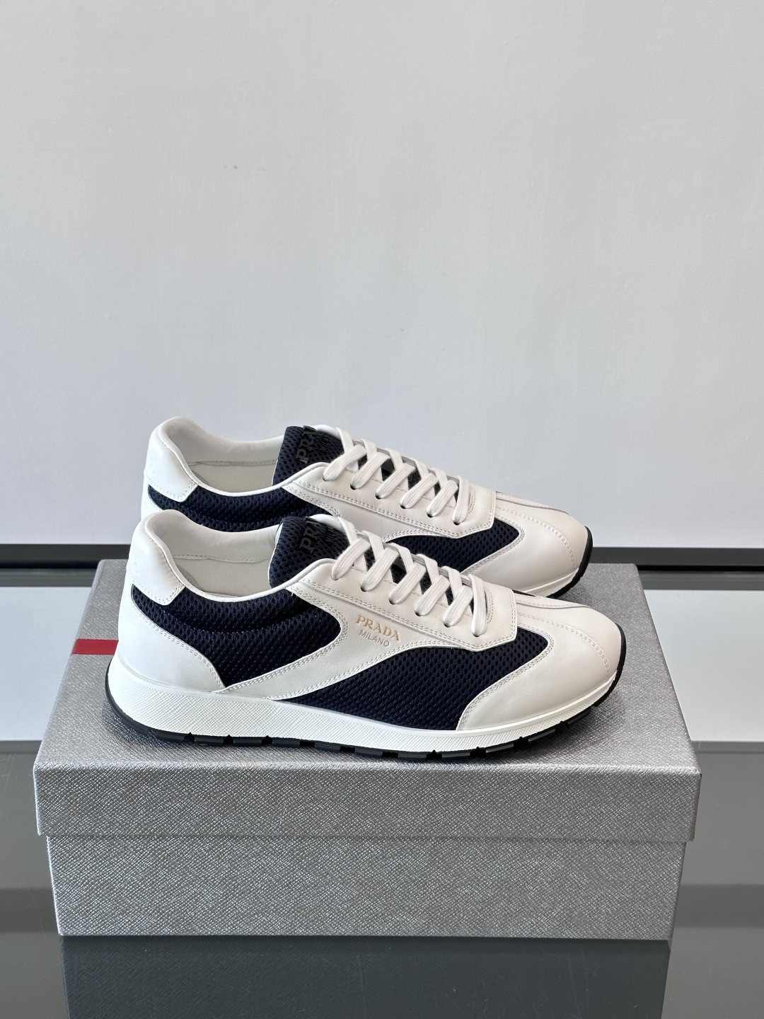 Prada/普拉达新款男士休闲运动鞋，运动鞋低帮系带款 款式时尚大方 头层牛皮拼接透气网面打造 柔软舒适